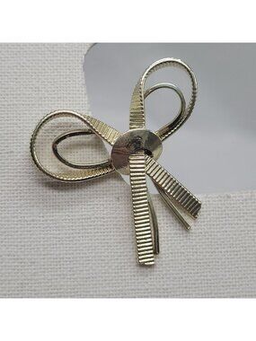 Gold-Tone Bow Shaped Brooch Pin With Ribbed Texture Classic Vintage Accessory